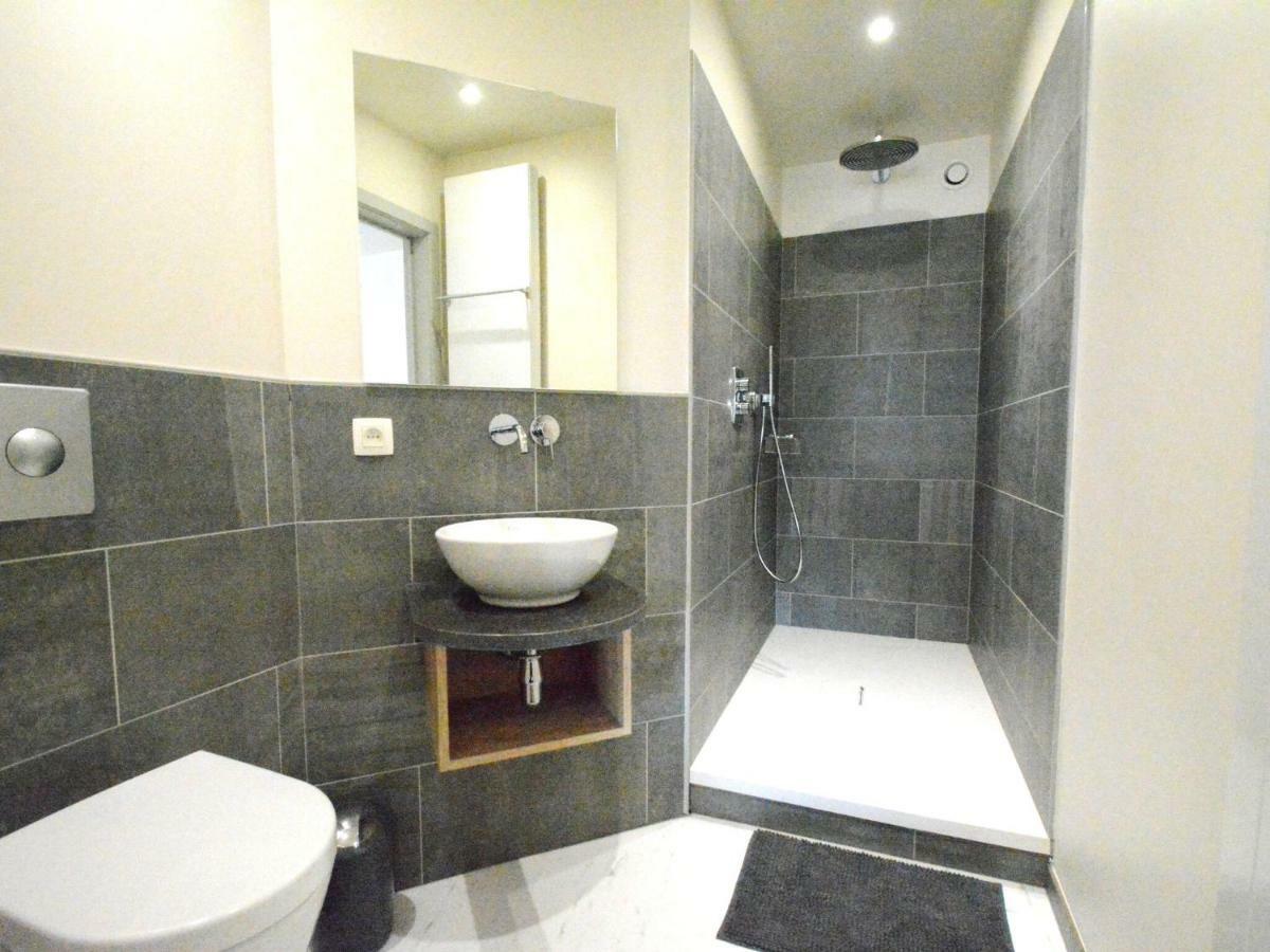 فيلا Large Townhouse With Pool Table بوالون المظهر الخارجي الصورة